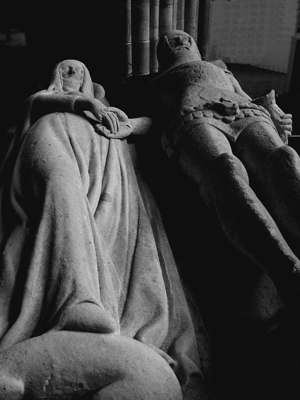 Tomb of Richard FitzAlan, tenth Earl of Arundel, and his wife 
Eleanor of Lancaster in Chichester Cathedral.